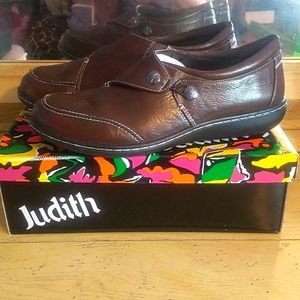 JUDITH Style:Nan Size:10 Brown Babydoll Flats w/ 2 Silver Buttons Shoes